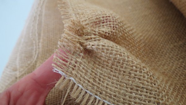 Easy Way to Cut Burlap|How To Easily Cut Burlap Fabric|See more at http://livingroomideas.com/easily-cut-burlap-fabric/