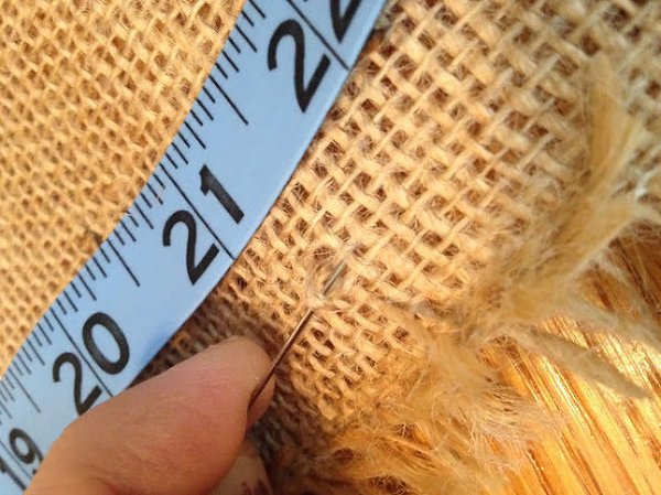 Measure|Easy Way to Cut Burlap|How To Easily Cut Burlap Fabric|See more at http://livingroomideas.com/easily-cut-burlap-fabric/