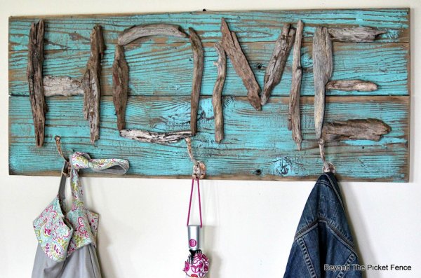 DIY Driftwood Coat Rack|Top 15 Easy DIY Home Decor Projects|See more at http://livingroomideas.com/top-15-easy-diy-home-decor-projects/
