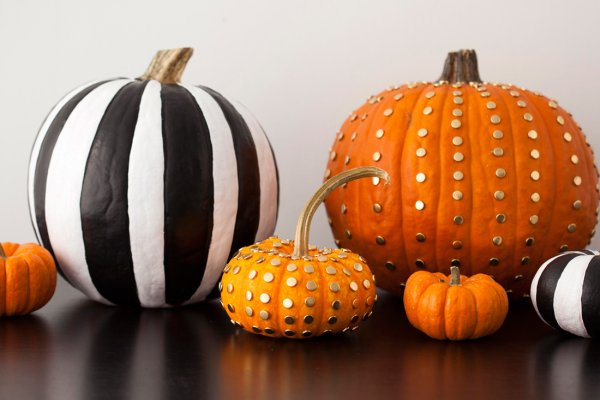 No-Carve Pumpkins Mantel Display | 13 Awesome Decorating Ideas To FALL For! | http://livingroomideas.com/13-awesome-decorating-ideas-to-fall-for/
