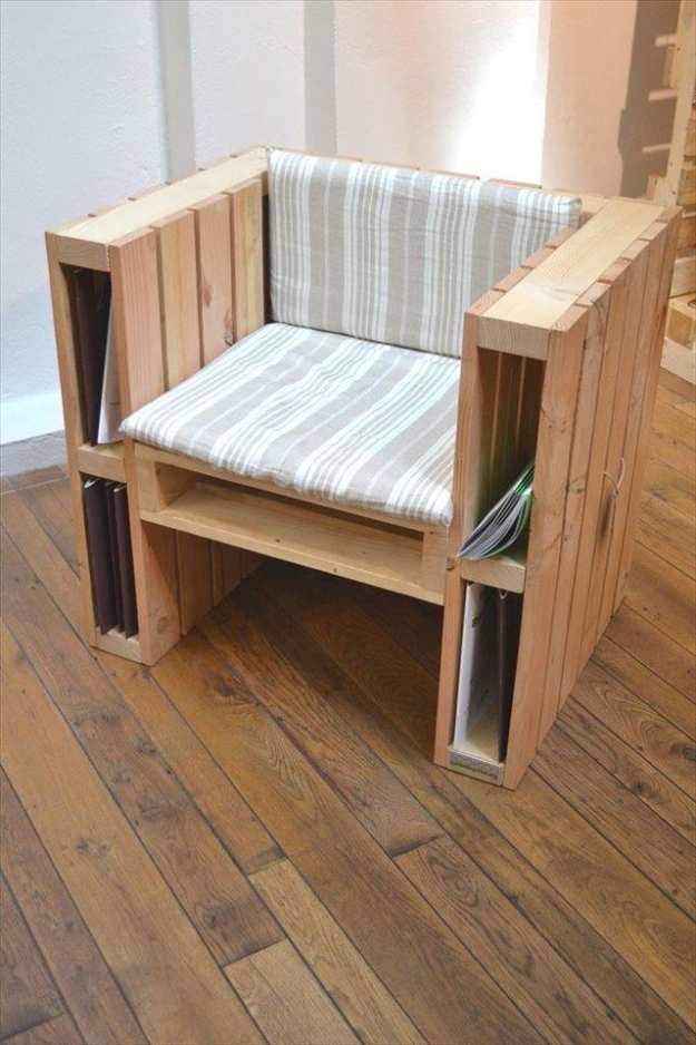 A pallet couch keeps good reads within reach | 10 Space-Saving Apartment Living Room Ideas