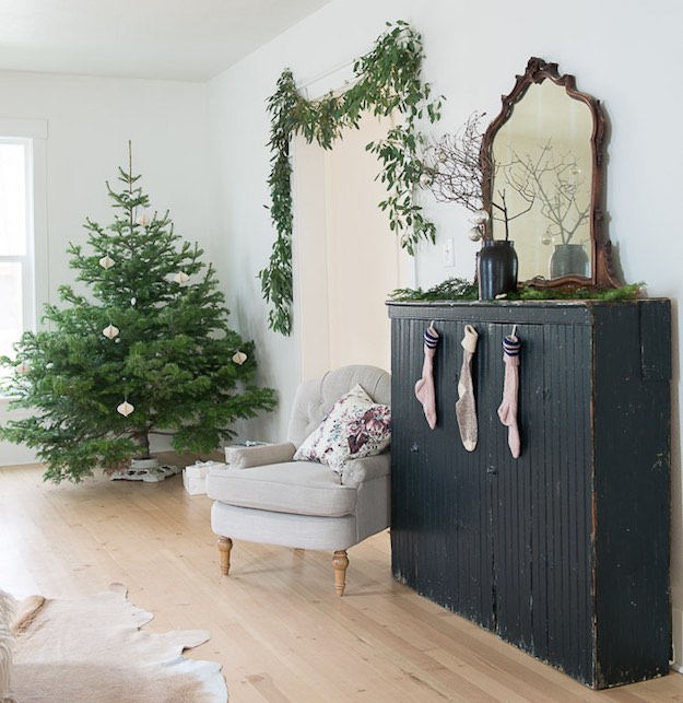 Minimalist | 11 Christmas Living Room Ideas For Fuss-Free Holiday Decorating